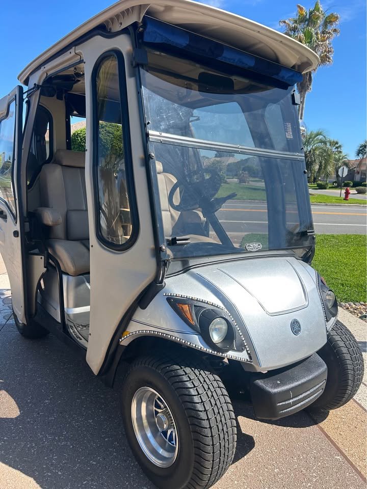 Absolutely beautiful 2013 Yamaha gas Golf car - Image 3