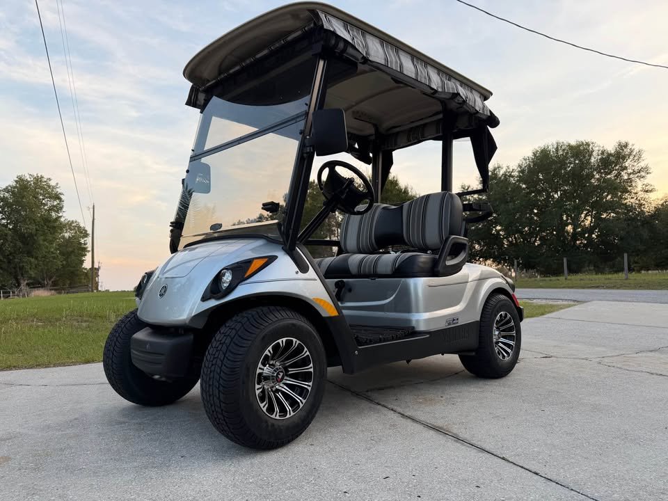 Gas efi Yamaha quiet road ready golf cart mint condition - Image 3