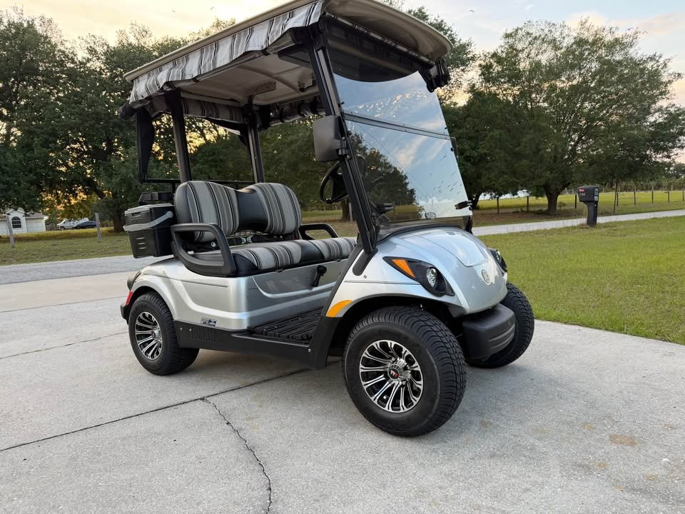 Gas efi Yamaha quiet road ready golf cart mint condition