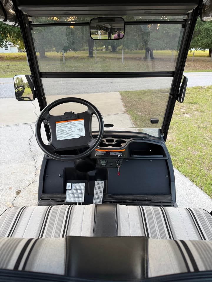 Gas efi Yamaha quiet road ready golf cart mint condition - Image 4